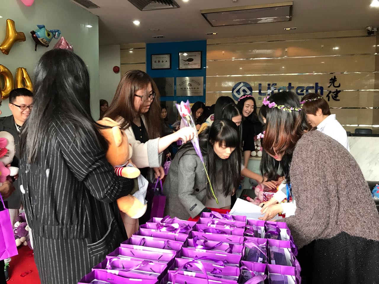 玫瑰的娇艳、巧克力的甜美都比不上优游国际女神们的俏丽！.jpg