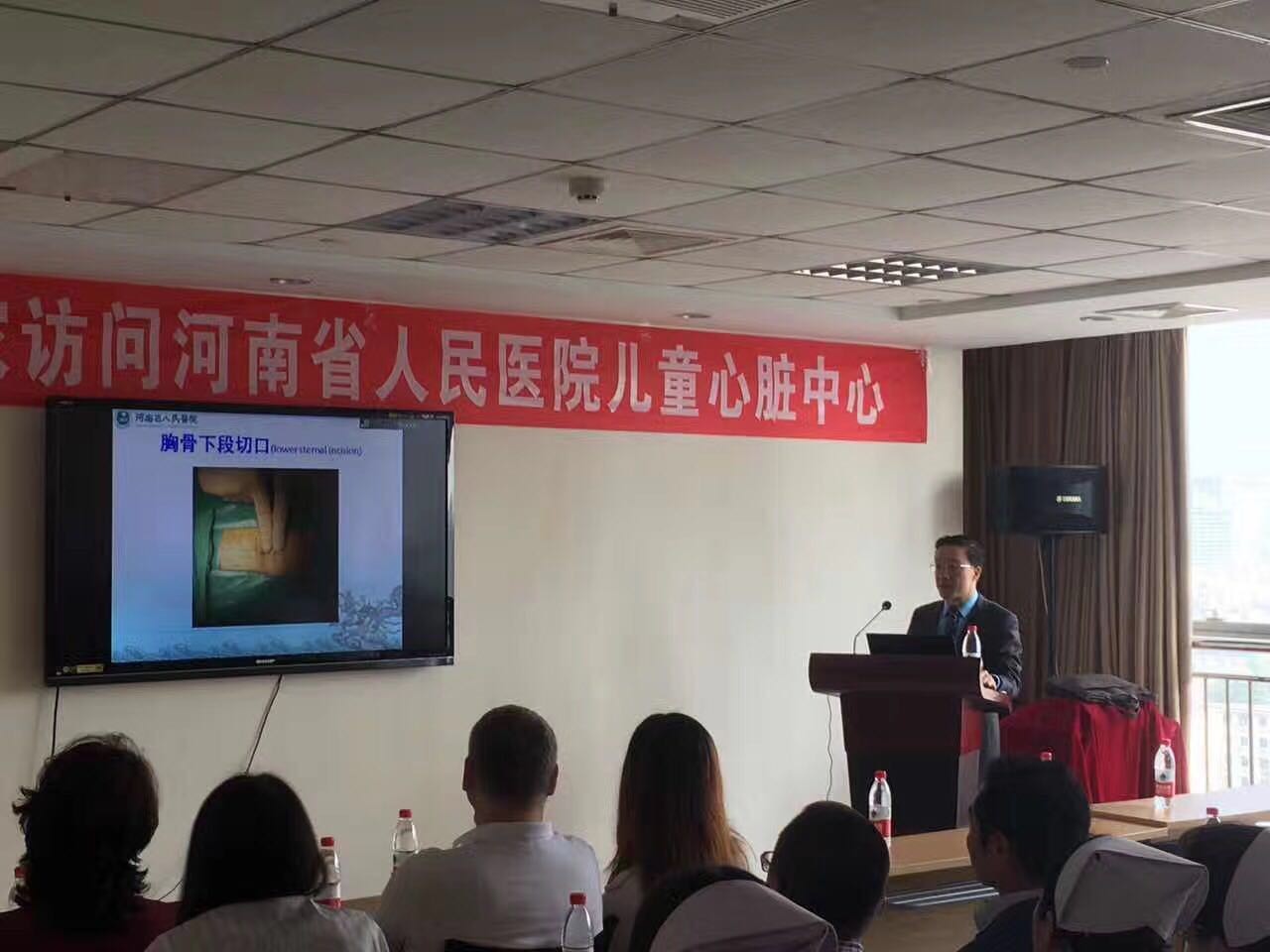彭助地主任致开幕词并对先心病诊断与医治的发展情况进行分享.jpg