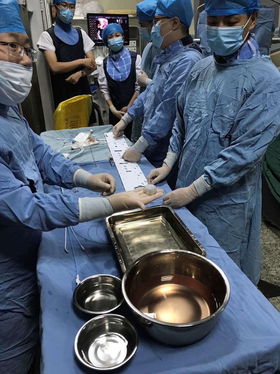 林逸贤医生和黄鹤主任在进行植入前筹备.jpg