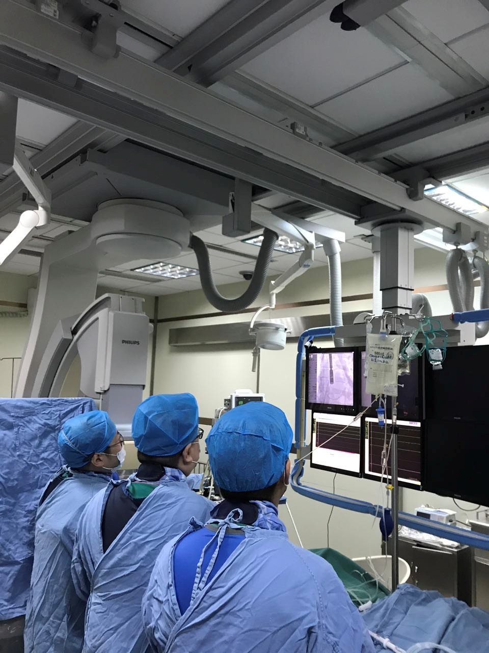 黄鹤主任和林逸贤医生在会商手术细节.jpg